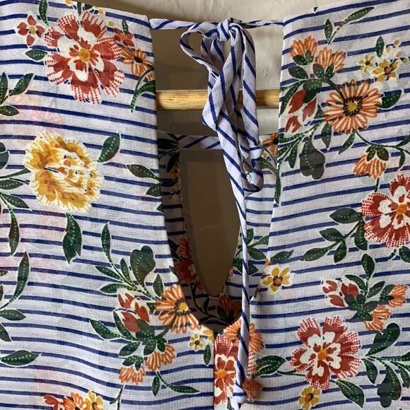 CABI sleeveless blouse. Ties in back and fully lined. Lightweight fabric. - Picture 4 of 8